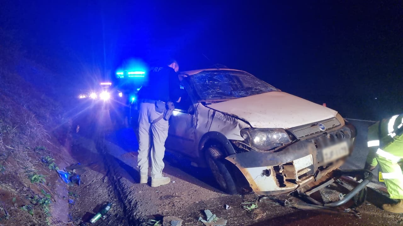 Motorista fica ferido após Palio Weekend capotar e parar na pista contrária na BR-163