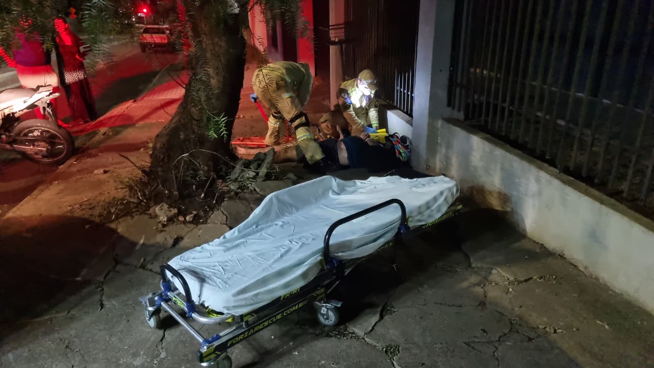 Motociclista de 25 anos fica ferido após colisão com S10 no Centro de Cascavel