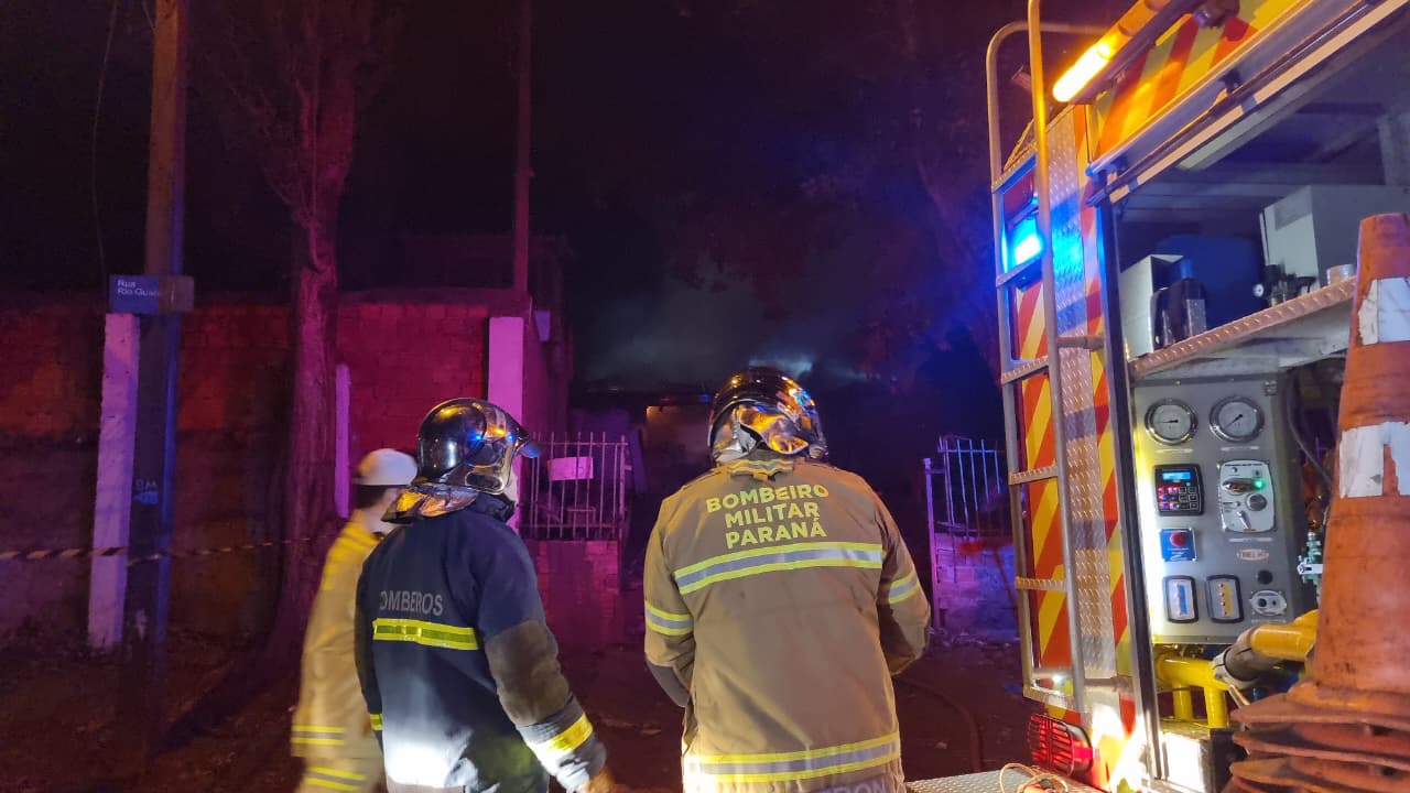 Incêndio destrói residência no Bairro Brasmadeira e mobiliza Bombeiros