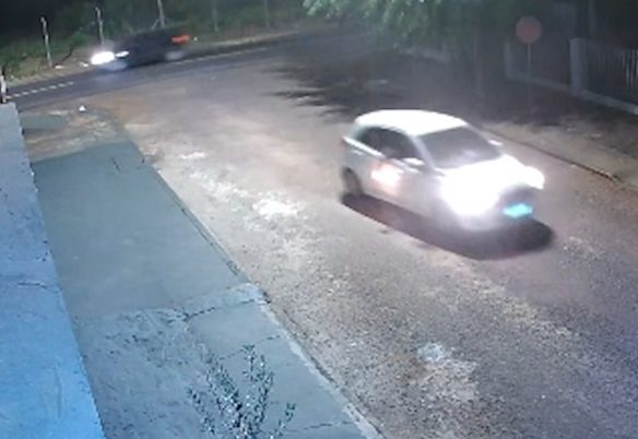 Ocupantes de Ford Ka jogam rojão contra residência deixam crianças em pânico no Paulo Godoy