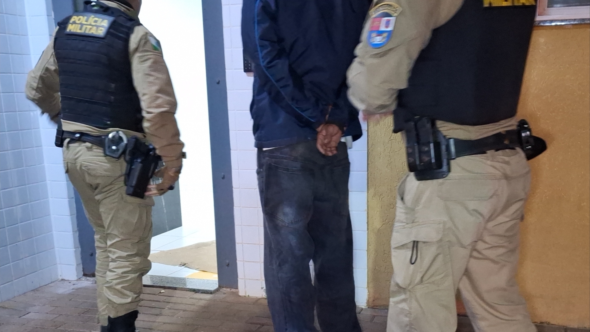 Homem é preso após agredir e ameaçar companheira no bairro Guarujá