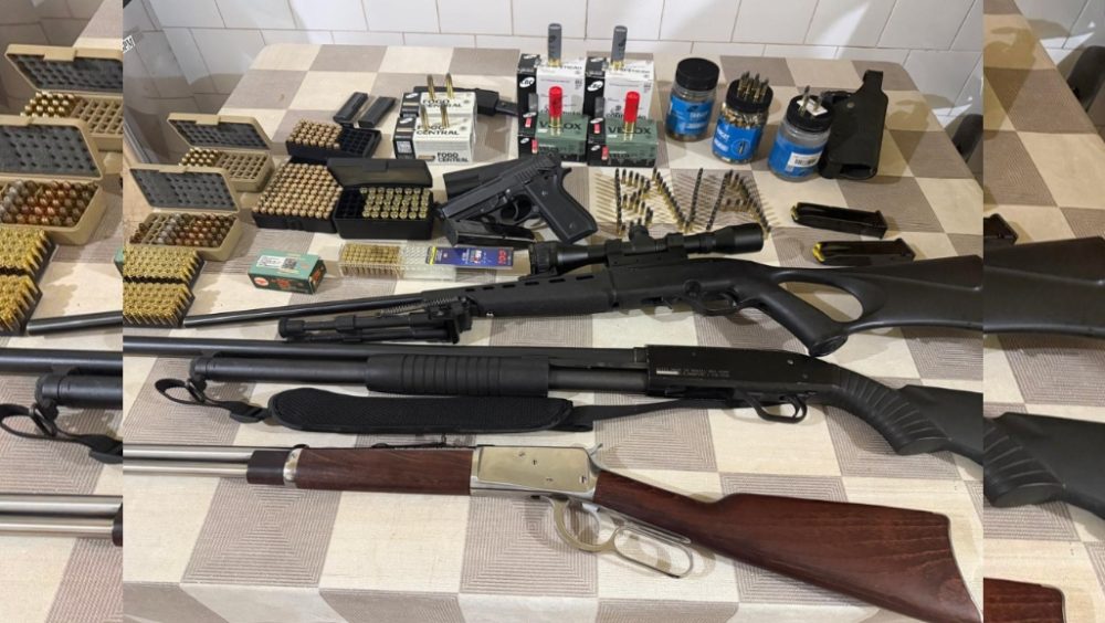 Homem é preso com quatro armas e mais de mil munições após ameaça em Boa Vista da Aparecida Imagem referente a Homem é preso com quatro armas e mais de mil munições após ameaça em Boa Vista da Aparecida