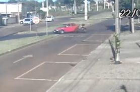 Vídeo mostra moto atravessando preferencial e batendo em carro no Brasmadeira