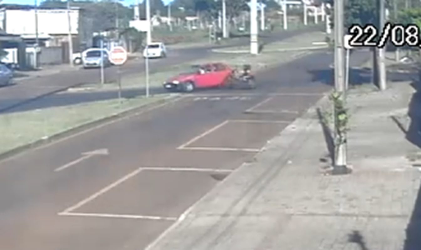 Vídeo mostra moto atravessando preferencial e batendo em carro no Brasmadeira