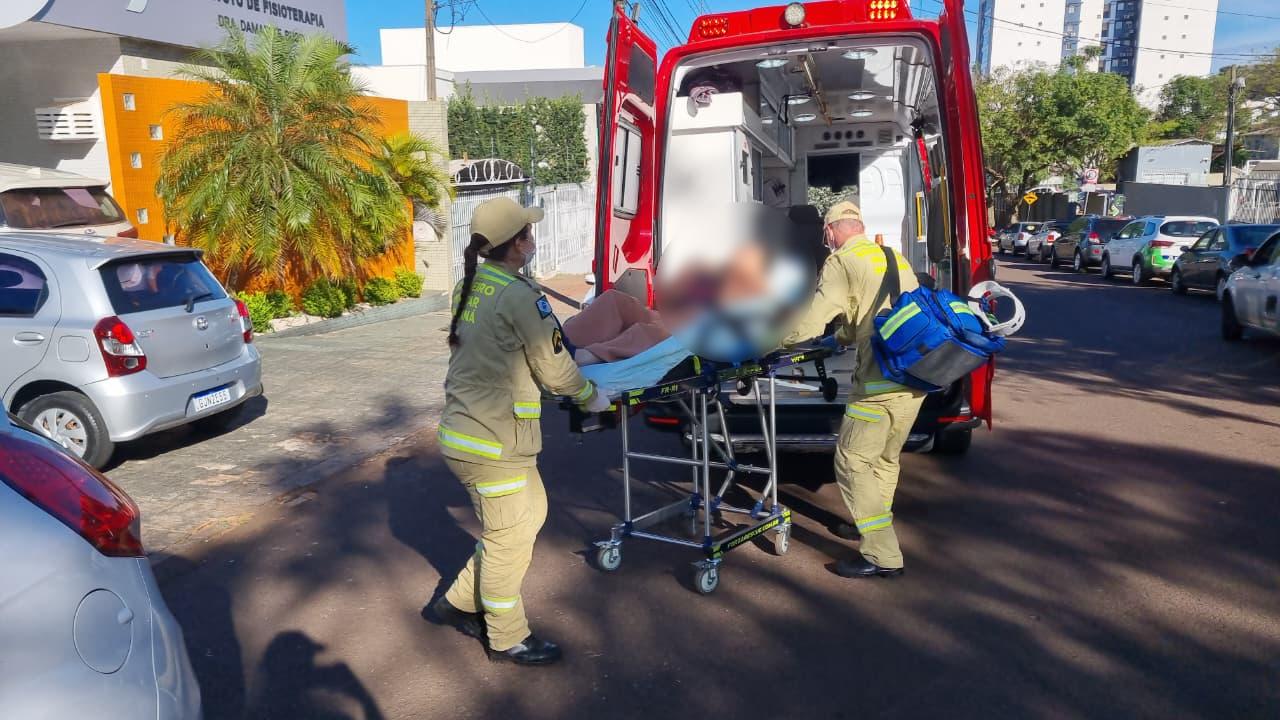Mulher fica ferida ao cair de escada no Centro