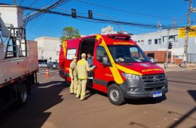 Homem fica ferido em acidente entre carro e van no Centro de Casavel