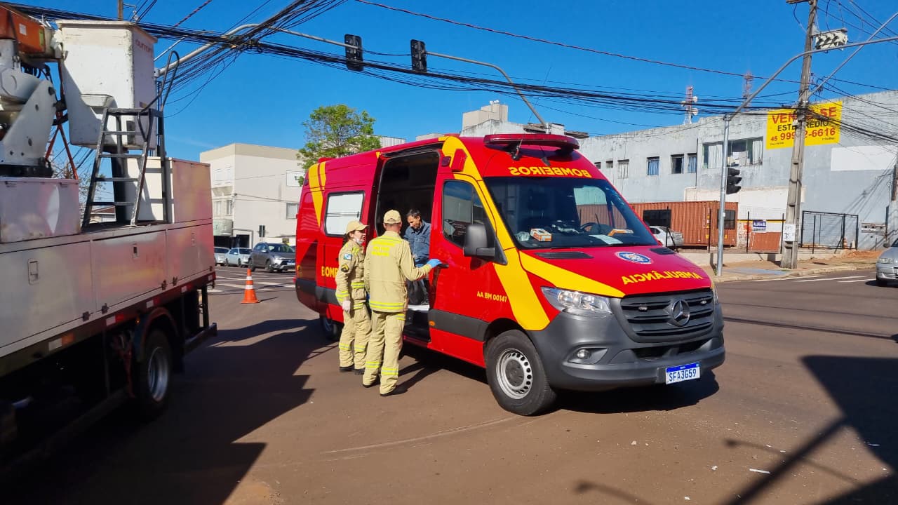 Homem fica ferido em acidente entre carro e van no Centro de Casavel