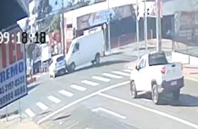 Vídeo mostra colisão entre Fiesta e Van na Rua Rio Grande do Sul