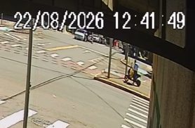 Câmera registra forte colisão entre carro e moto na Avenida Brasil