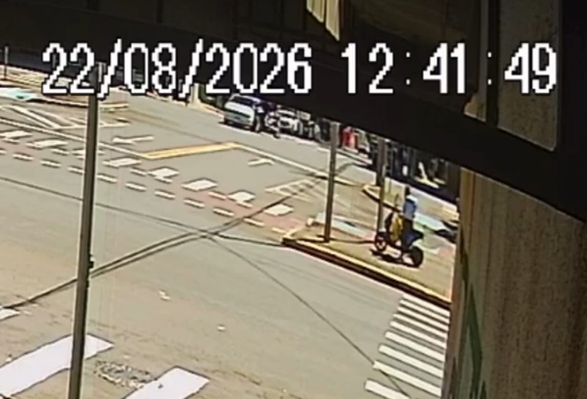 Câmera registra forte colisão entre carro e moto na Avenida Brasil