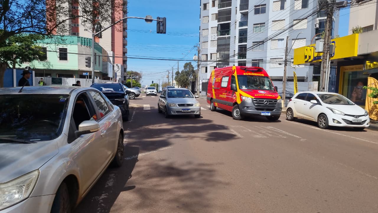 Batida entre dois carros mobiliza Siate ao Centro de Cascavel
