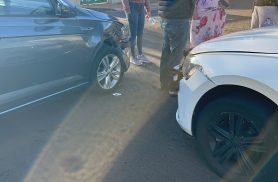 Carros se envolvem em colisão no cruzamento das Ruas Londrina e 13 de Maio