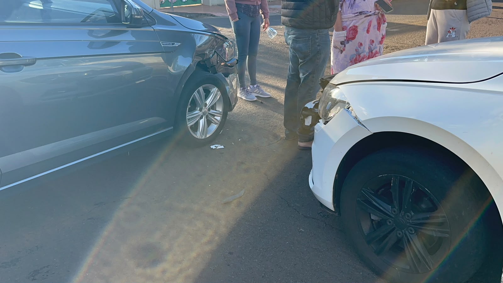 Carros se envolvem em colisão no cruzamento das Ruas Londrina e 13 de Maio