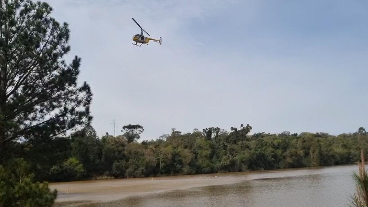 Helicóptero reforça buscas por Alex Budke Viana em lago no Reassentamento São Francisco