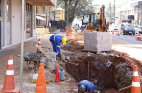 Para conter riscos de alagamento, obra de drenagem da Rua Olavo Bilac e entorno avança e alcança 40% de execução