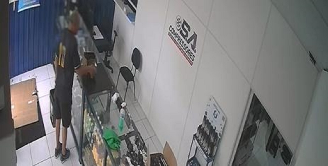 Homem furta peça de ar condicionado em empresa no São Cristóvão
