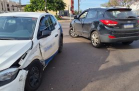 Polo e IX35 se envolvem em colisão no Bairro Universitário