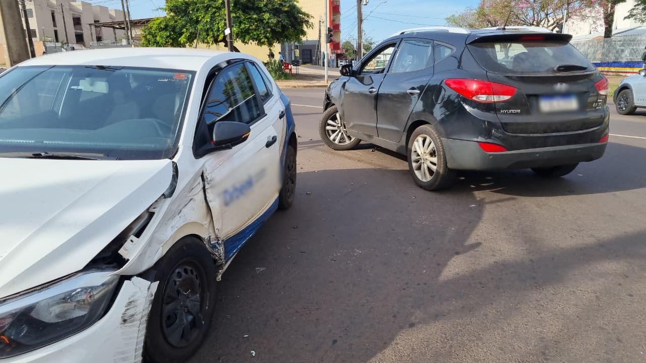 Polo e IX35 se envolvem em colisão no Bairro Universitário