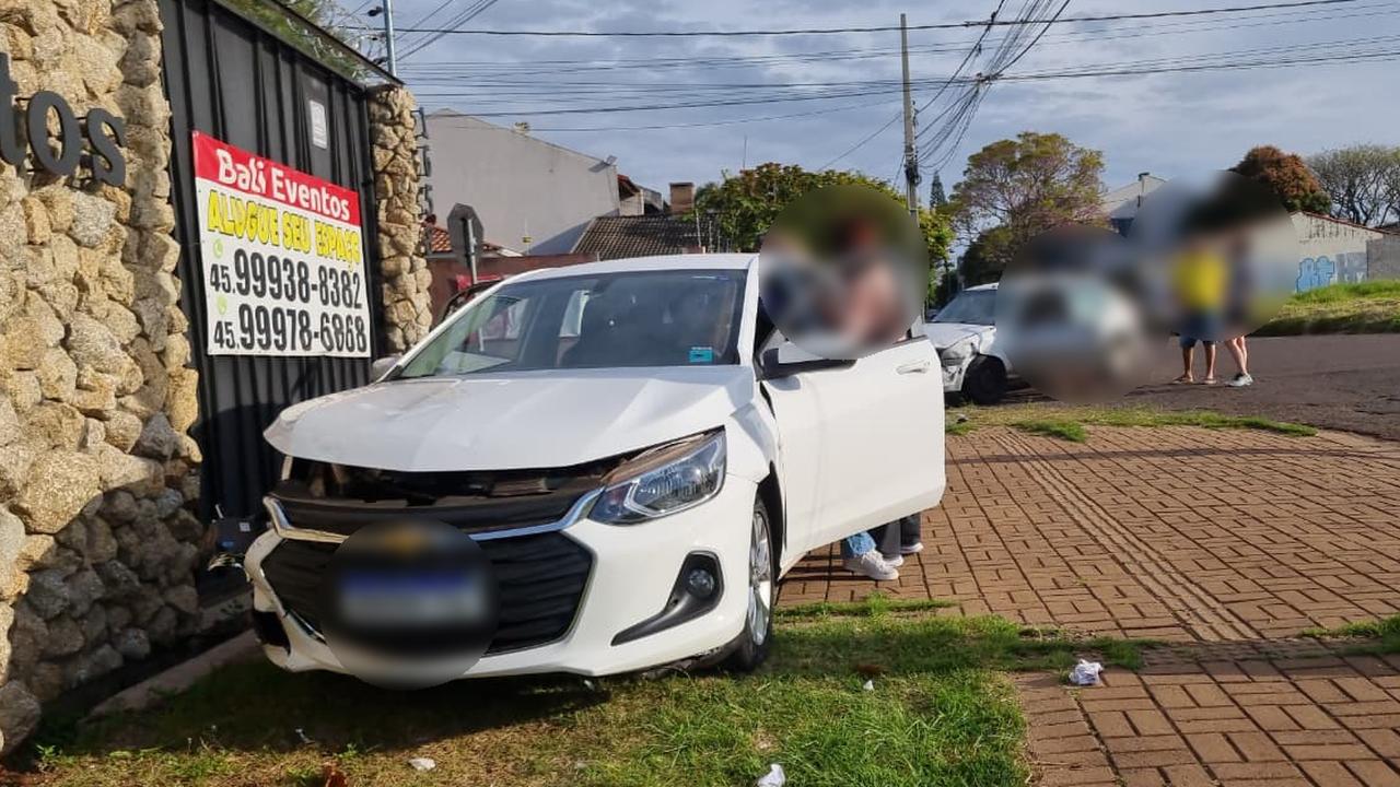 Acidente entre Onix e Fiesta mobiliza Siate no Santo Inácio