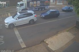 Câmera de segurança flagra batida entre BMW e Parati no Centro de Cascavel