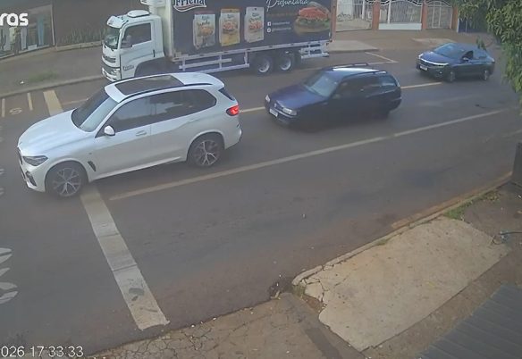 Câmera de segurança flagra batida entre BMW e Parati no Centro de Cascavel