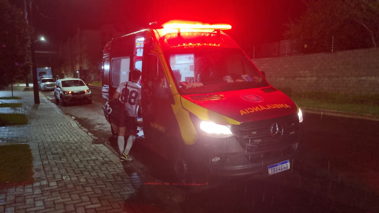 Homem fica ferido após bater a cabeça durante partida de futebol em Cascavel