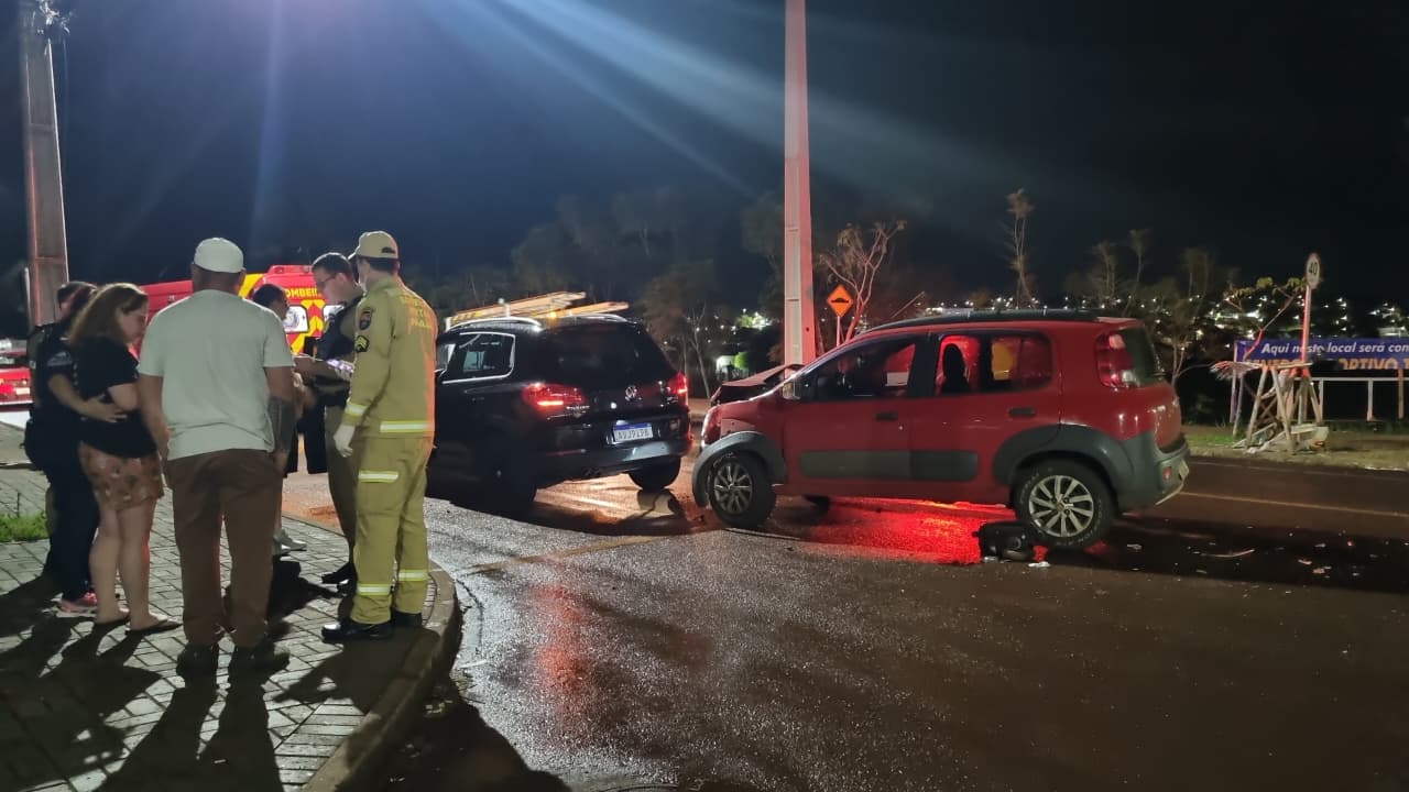 Batida entre Uno e Tiguan é registrada no Bairro Interlagos e mobiliza Corpo de Bombeiros