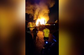 Vídeos mostram incêndio de grandes proporções em casa de madeira no Bairro Brasília