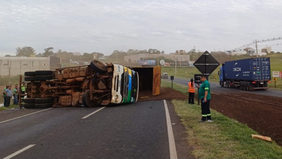 Carreta tomba e interdita BR-376 durante atendimento em Mandaguaçu Imagem referente a Carreta tomba e interdita BR-376 durante atendimento em Mandaguaçu