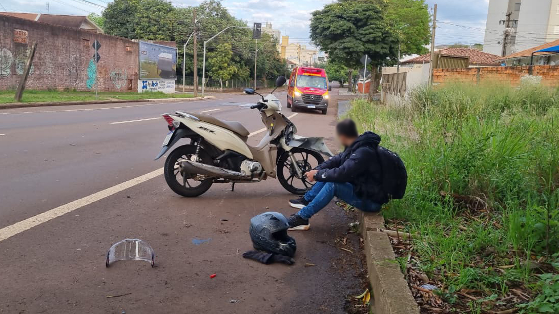 Acidente entre Honda Biz e T-Cross deixa motociclista ferido no Centro de Cascavel