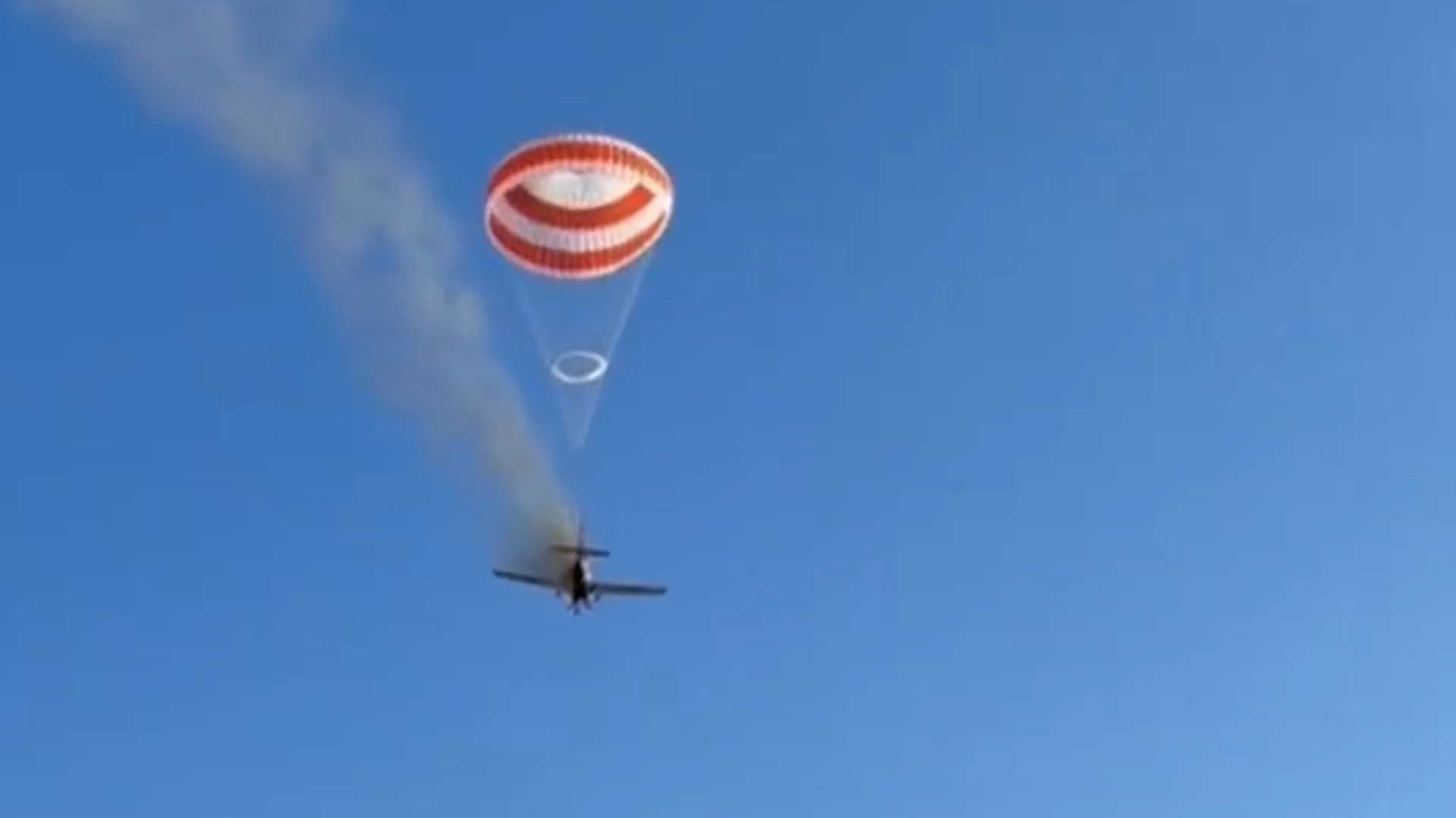Avião de pequeno porte cai em área rural de Mateus Leme, na Grande BH