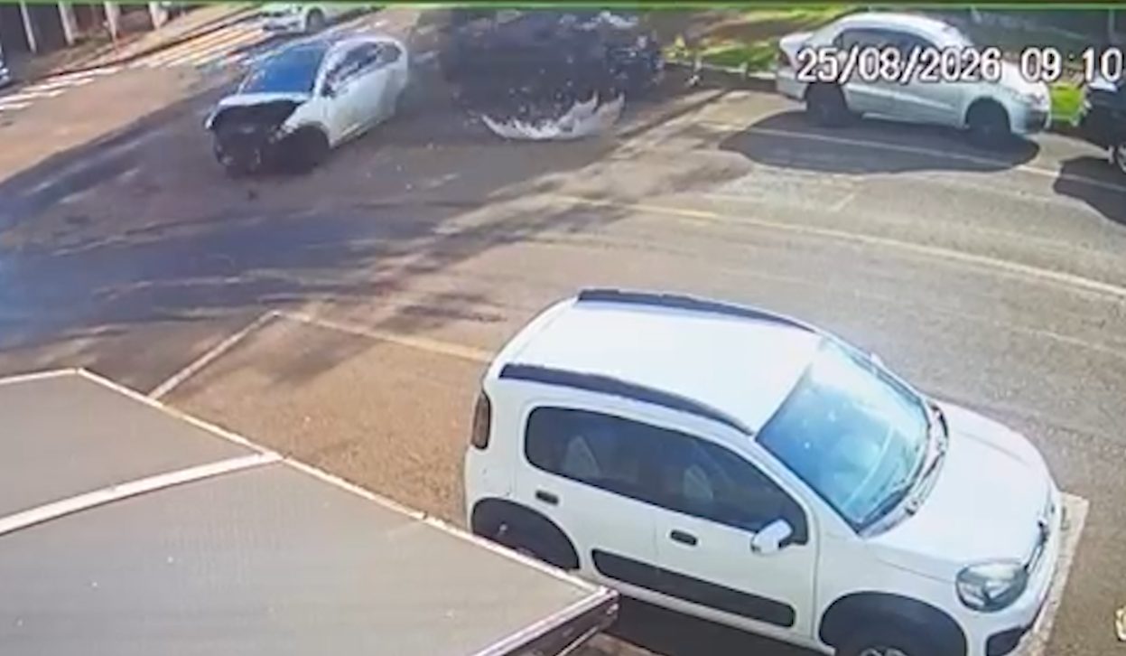 Vídeo mostra colisão entre quatro carros no bairro Country