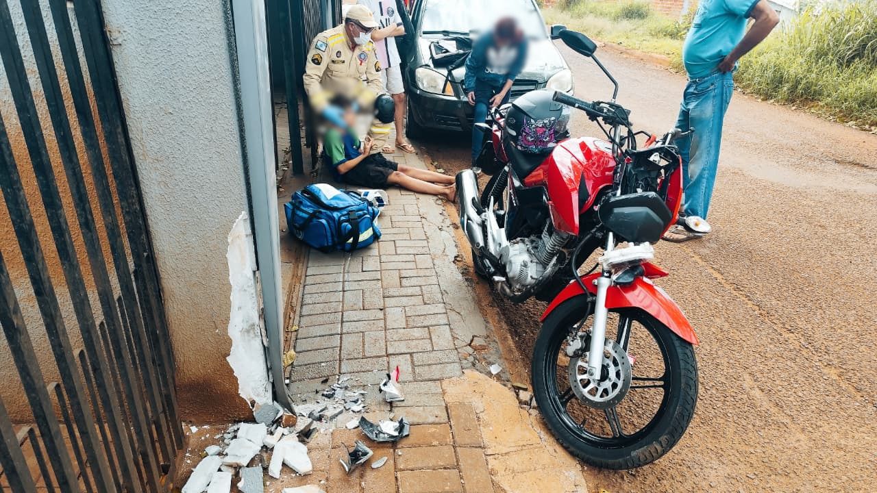 Mãe e filho são derrubados de motocicleta após enroscarem em fio suspenso no meio da via