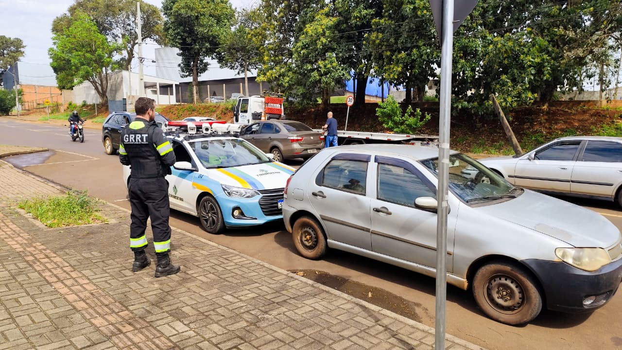 Carro é apreendido no centro de Cascavel com R$ 9 mil em débitos e motorista com CNH cassada