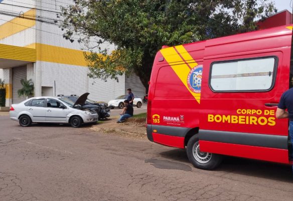 Acidente entre Fiesta e Onix deixa mulher ferida em Cascavel