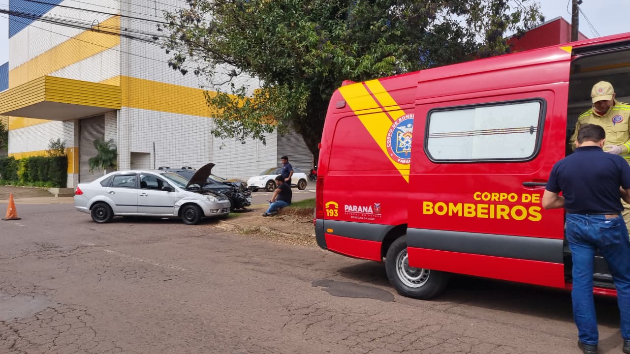 Acidente entre Fiesta e Onix deixa mulher ferida em Cascavel