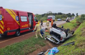 Mulher é socorrida após Renault Duster capotar várias vezes na PR-486, em Cascavel