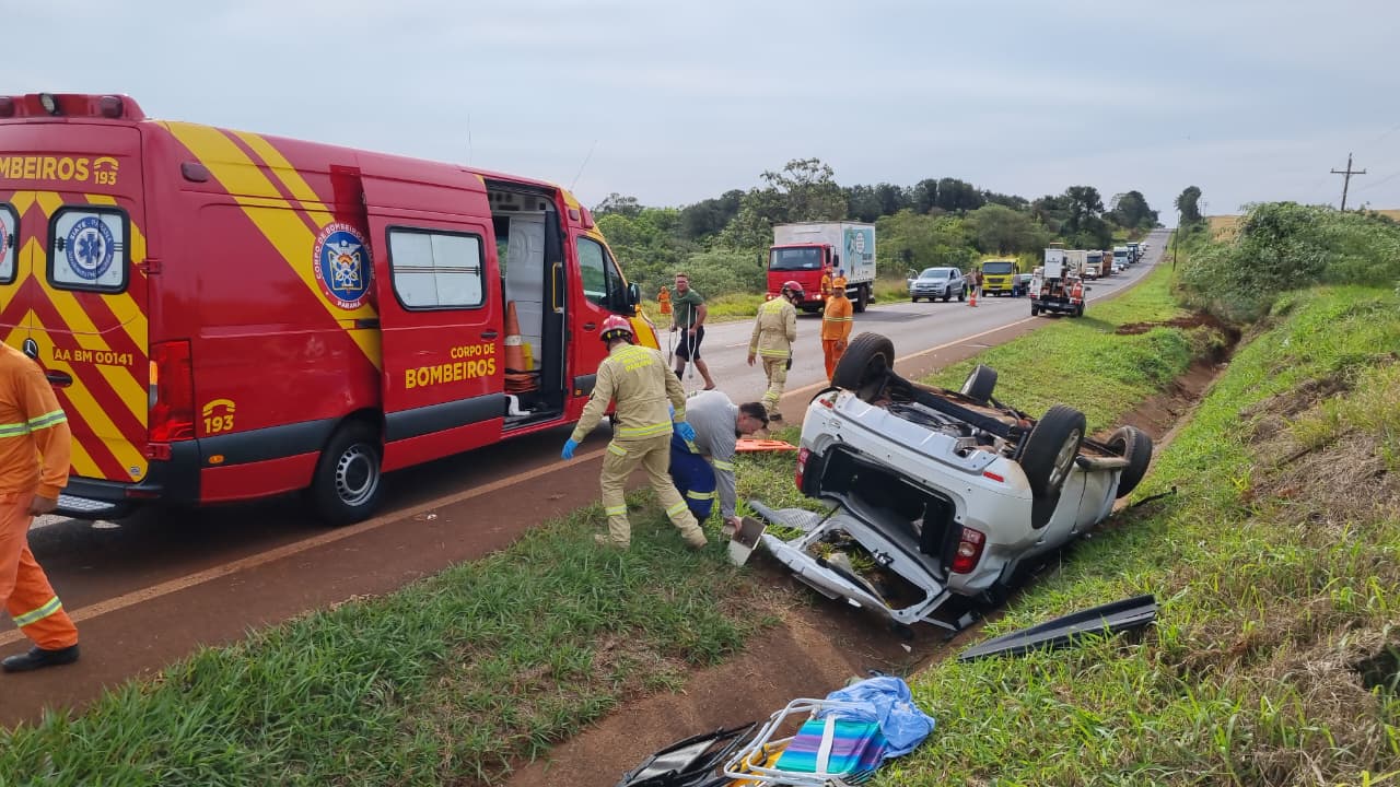Mulher é socorrida após Renault Duster capotar várias vezes na PR-486, em Cascavel
