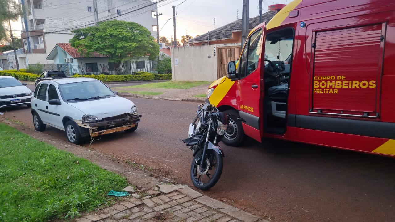 Colisão entre moto e carro deixa vítima em cruzamento do Pioneiros Catarinense