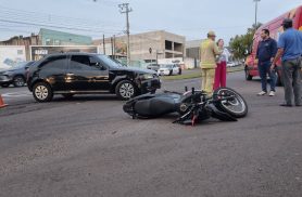 Duas pessoas ficam feridas após colisão entre carro e moto na Avenida Brasil