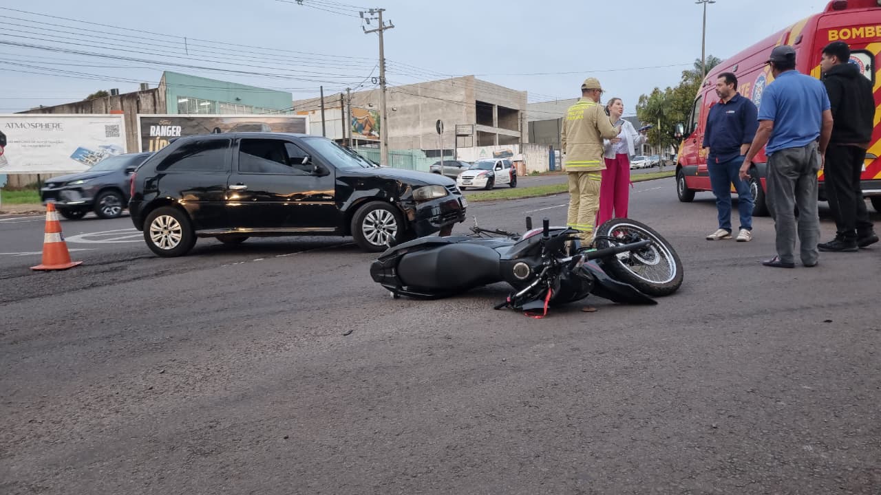 Duas pessoas ficam feridas após colisão entre carro e moto na Avenida Brasil