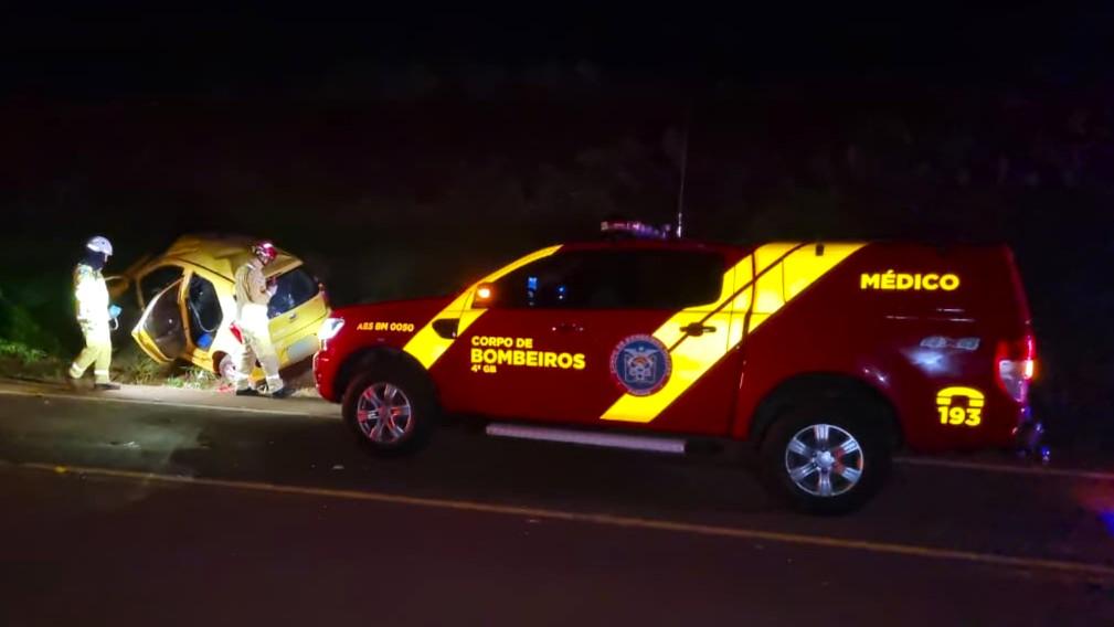 Fiat Picanto capota na PR-486 e deixa motorista de 56 anos ferido