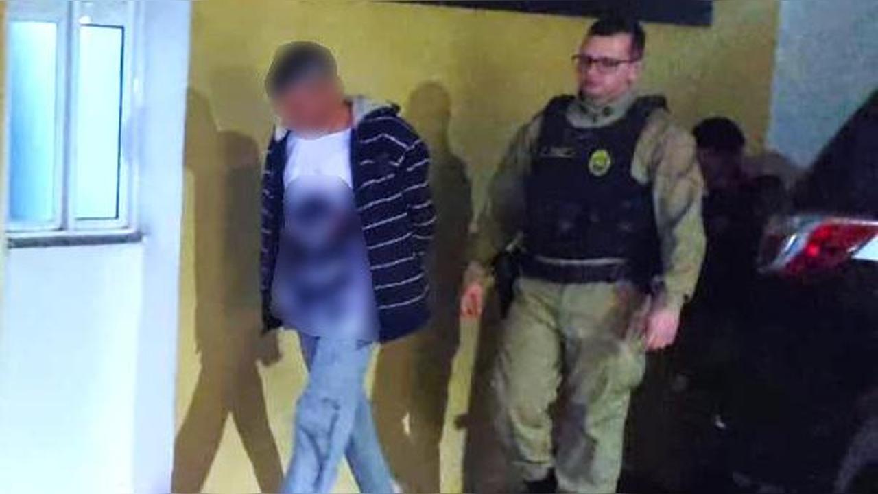 Homem é preso após ameaçar companheira durante discussão no Bairro Country