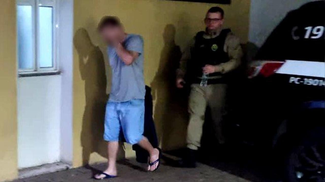 Discussão entre casal termina com prisão após mordida nas costas da companheira