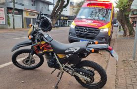 Motociclista fratura o pé após acidente entre duas motos no Centro de Cascavel