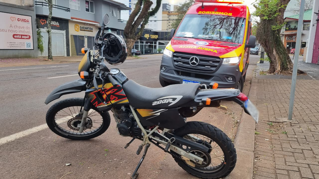 Motociclista fratura o pé após acidente entre duas motos no Centro de Cascavel