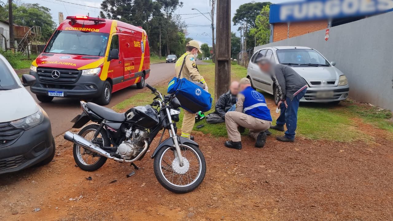 Honda CG e Fiat Strada se envolvem em colisão no Bairro Cascavel Velho