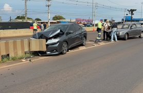 Acidente deixa frente de Honda City destruída no Trevo Cataratas em Cascavel