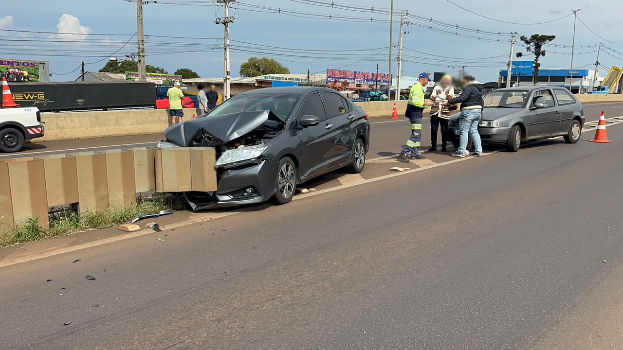 Acidente deixa frente de Honda City destruída no Trevo Cataratas em Cascavel