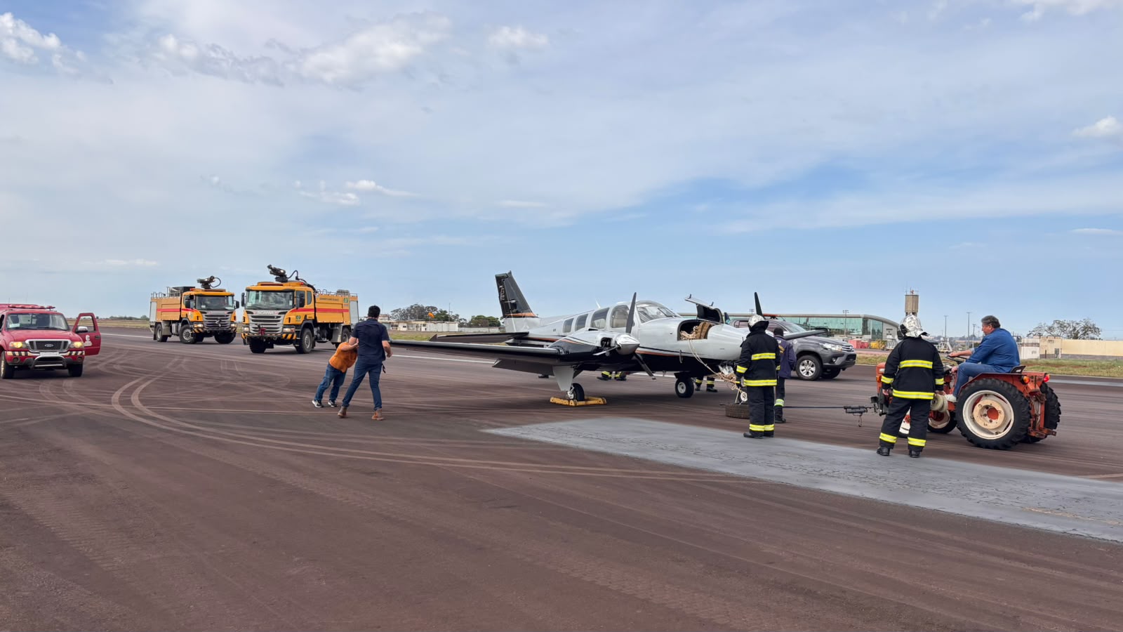 Avião faz pouso de emergência no Aeroporto de Cascavel